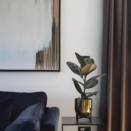 By Splendida Palace Apartman *